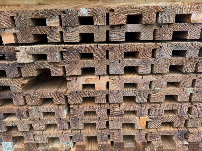 Photos Bardage Clin Faux Claire Voie 44 x 135 mm Trait� Classe 3 Marron